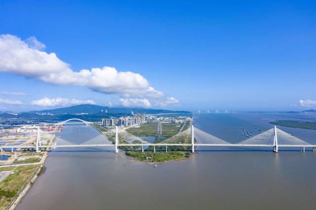 珠海金湾地处港珠澳大桥西延线之上,也是“港车北上”向西的第一站。图为连接珠海东西的洪鹤大桥。 珠海金湾地处港珠澳大桥西延线之上,也是“港车北上”向西的第一站。图为连接珠海东西的洪鹤大桥。