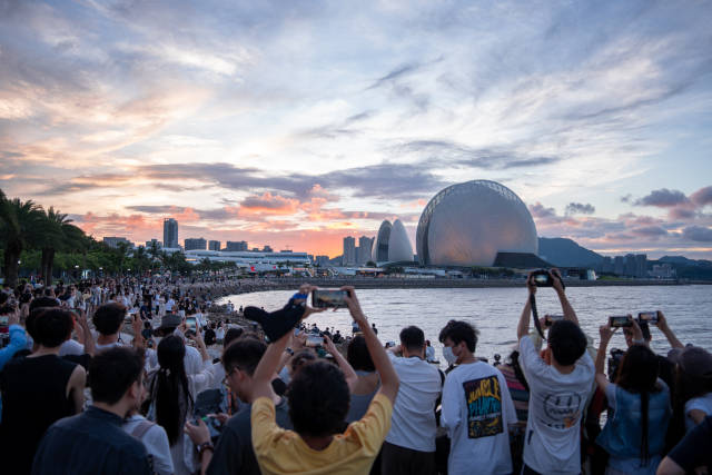 6月25日,珠海,市民在日月贝拍美丽晚霞。南方+拍客 梁剑豪 摄