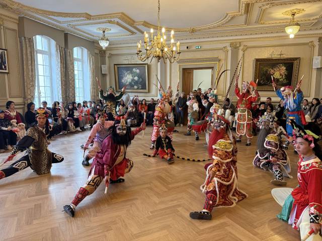 潮阳西门英歌队春节在德国法国表演。受访者供图 潮阳西门英歌队春节在德国法国表演。受访者供图