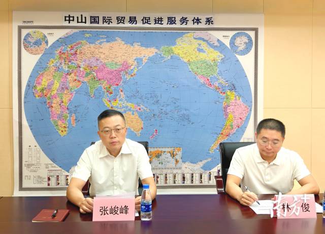 中山市商务局党组书记、局长张峻峰宣读《关于发布中山市国际贸易促进服务体系(第一期)的通知》。 南方+ 林雨萱 拍摄
