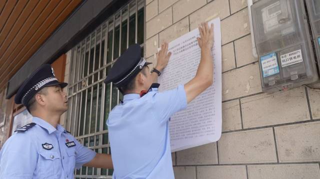 张贴《关于依法收缴非法枪爆等物品严厉打击枪爆违法犯罪的通告》。 张贴《关于依法收缴非法枪爆等物品严厉打击枪爆违法犯罪的通告》。