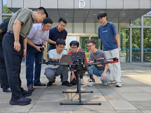 8月13日,北京航空航天大学师生进行自研仿复眼偏振组合导航系统无人机联调测试。(张之轩 摄) 8月13日,北京航空航天大学师生进行自研仿复眼偏振组合导航系统无人机联调测试。(张之轩 摄)
