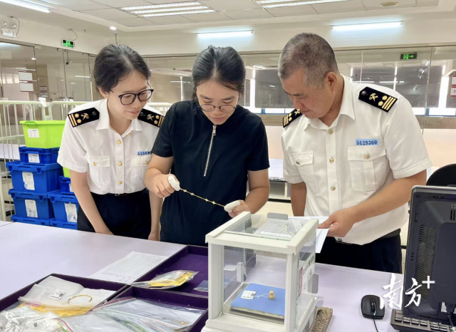 佛山海关关员对黄金珠宝货物进行监管。 佛山海关关员对黄金珠宝货物进行监管。