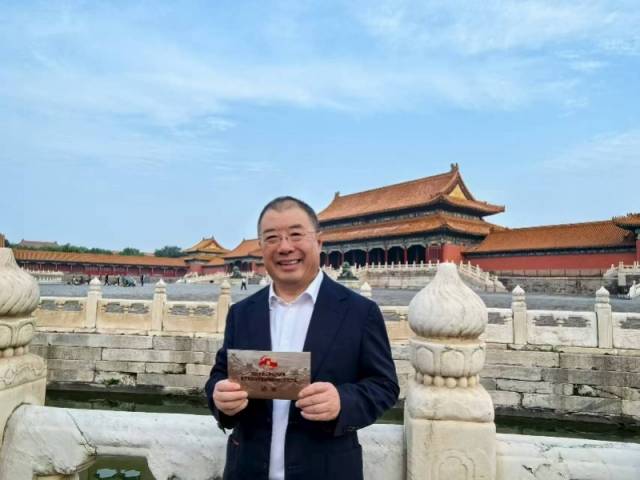 齐向东展示阅兵请柬。受访者供图