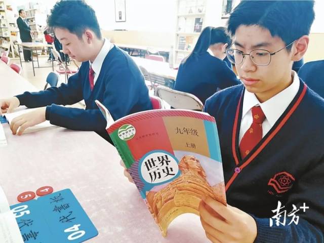 澳门濠江中学学生使用内地版教材