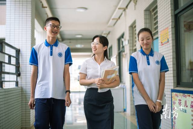 80后中学思政老师蔡慧：做老师一定要坚守初心，站稳讲台，踏踏实实做好这份工作，不负社会和家长对我们的期望。