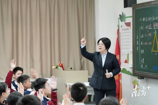 高海宁是初中数学正高级教师、广东省特级教师、广东省中小学教师工作室主持人。