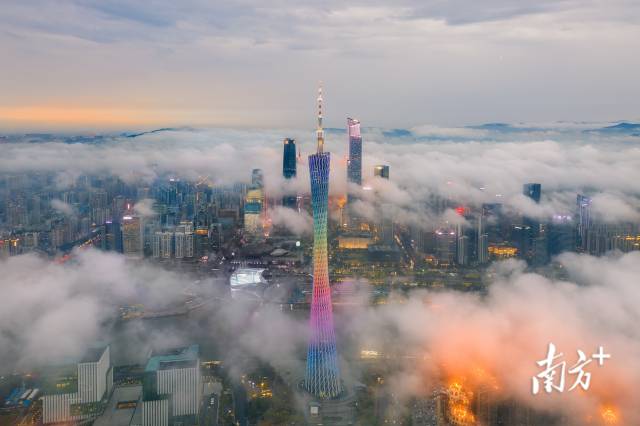 从广州海珠区北望珠江新城,以广州塔为轴心的城市中轴线夜景十分绚烂。 从广州海珠区北望珠江新城,以广州塔为轴心的城市中轴线夜景十分绚烂。