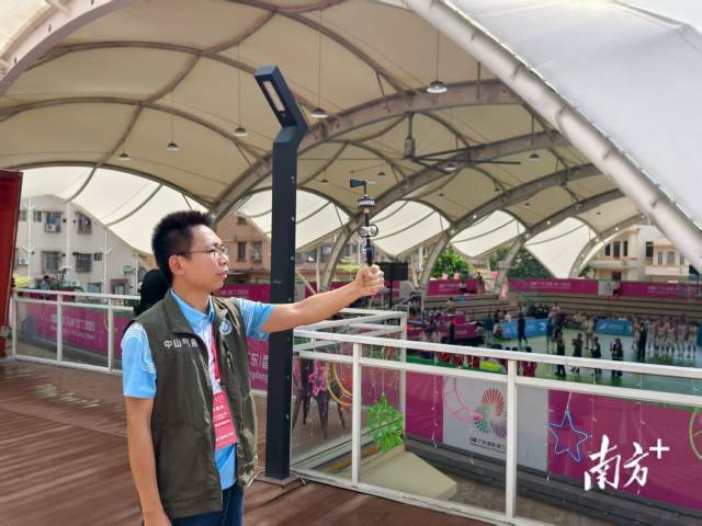 气象工作人员利用手持风速计等设备测量风向、风速等要素。通讯员 供图 气象工作人员利用手持风速计等设备测量风向、风速等要素。通讯员 供图