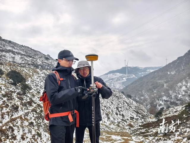 2025年3月15日，南网超高压公司大理局运维人员和设计院作业人员在云南省大理州洱源县开展藏粤直流工程线路终勘工作。符远征 摄