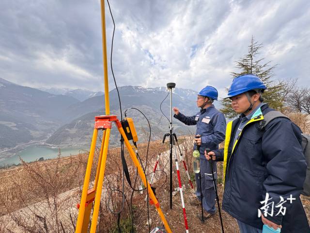 2025年3月9日，南网超高压公司大理局运维人员和设计院作业人员在云南省怒江州贡山县开展藏粤直流工程线路终勘工作。胡宗华 摄