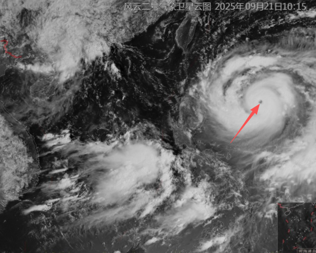 在9月21日10时10分，台风眼圆润清晰。