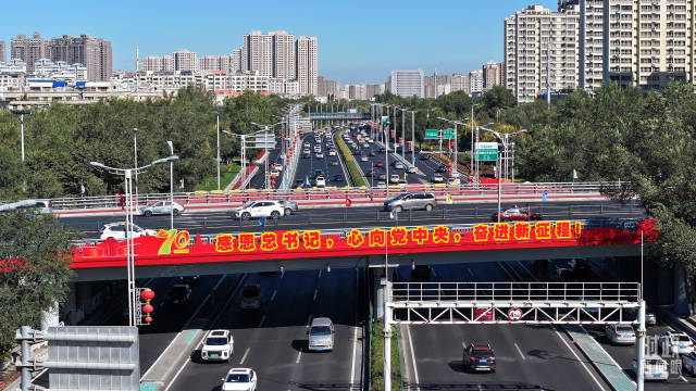 △乌鲁木齐街景。(总台记者郭培宇拍摄) △乌鲁木齐街景。(总台记者郭培宇拍摄)