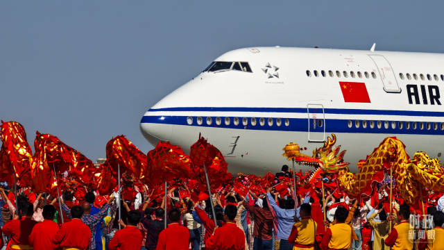 △习近平总书记乘坐的专机抵达乌鲁木齐。(总台央广记者潘毅拍摄) △习近平总书记乘坐的专机抵达乌鲁木齐。(总台央广记者潘毅拍摄)