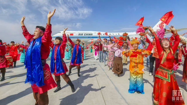 △乌鲁木齐天山国际机场,新疆各族群众热烈欢迎总书记到来。(总台央视记者范凯、史伟拍摄) △乌鲁木齐天山国际机场,新疆各族群众热烈欢迎总书记到来。(总台央视记者范凯、史伟拍摄)
