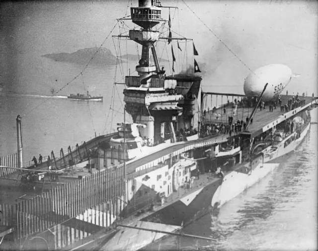 早期航空母舰的代表暴怒号丨wikimedia commons/Ernest Brooks 早期航空母舰的代表暴怒号丨wikimedia commons/Ernest Brooks