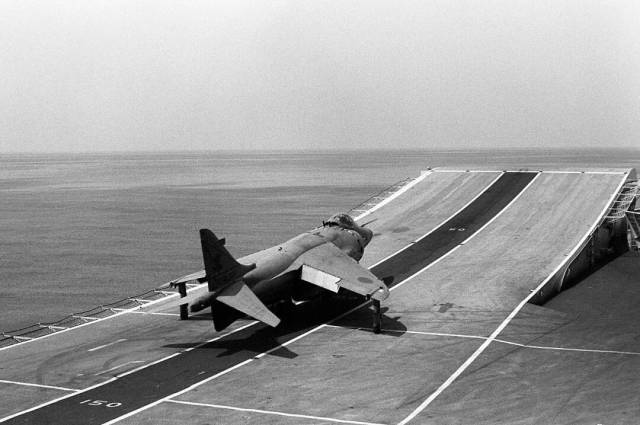 让甲板翘起来,可以给飞机一个起飞的助力丨wikimedia commons/PH3 (AC) Stephen L. Batiz, USN 让甲板翘起来,可以给飞机一个起飞的助力丨wikimedia commons/PH3 (AC) Stephen L. Batiz, USN