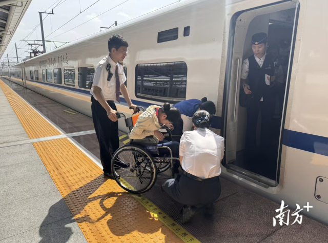佛山西站列车临停3分钟,紧急救助疾病旅客。
