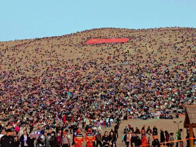 鸣沙山月牙泉景区