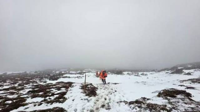 塔斯马尼亚州四名中国游客被困,当地警方公布救援画面。