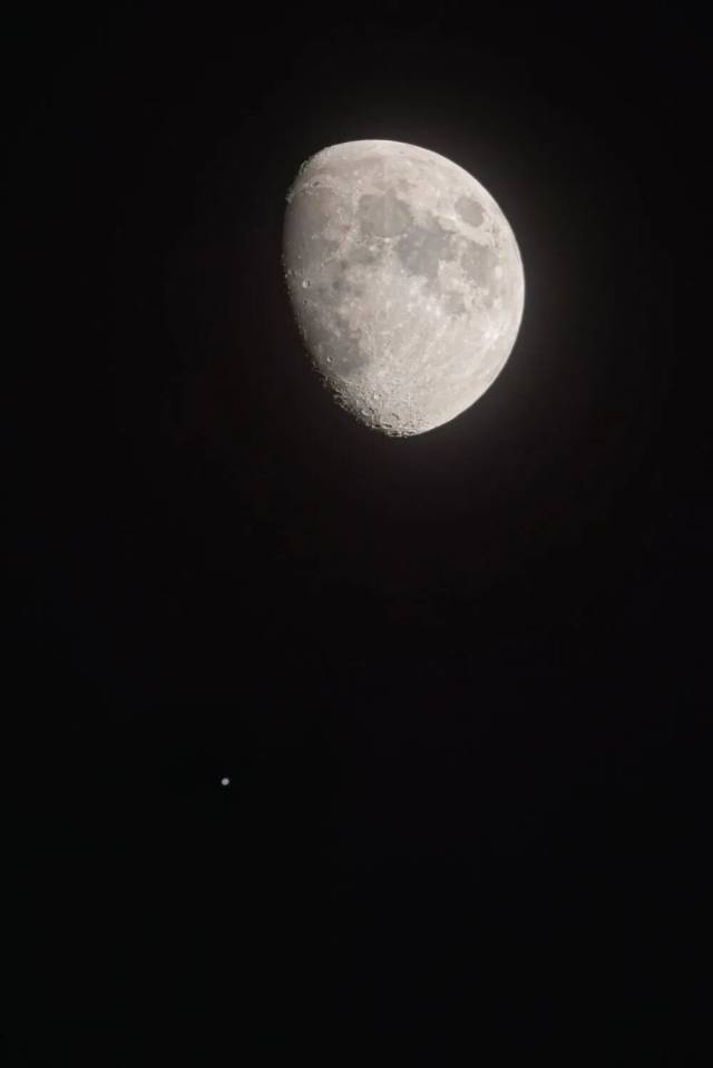 2023年12月22日,在天津西青区拍摄的木星伴月。(刘庆 摄) 2023年12月22日,在天津西青区拍摄的木星伴月。(刘庆 摄)