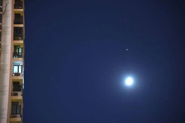 2022年12月26日,在天津南开区拍摄的木星伴月。(杨婧 摄) 2022年12月26日,在天津南开区拍摄的木星伴月。(杨婧 摄)