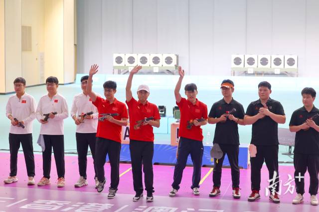 李越宏与队友刘帅、倪志欣夺冠后向观众挥手。 南方+记者 郑新洽 摄 李越宏与队友刘帅、倪志欣夺冠后向观众挥手。 南方+记者 郑新洽 摄