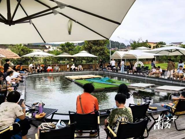 游客在深湾村侨房天地的钓虾基地休闲。 受访者 供图