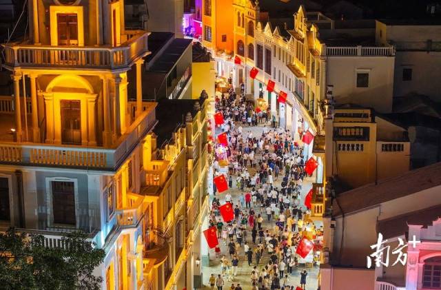 孙文西路步行街。  南方+ 叶志文 拍摄