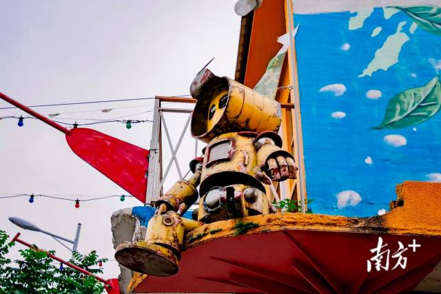 南头镇罐头艺术花园废弃罐头机器人。伍晓雪摄 