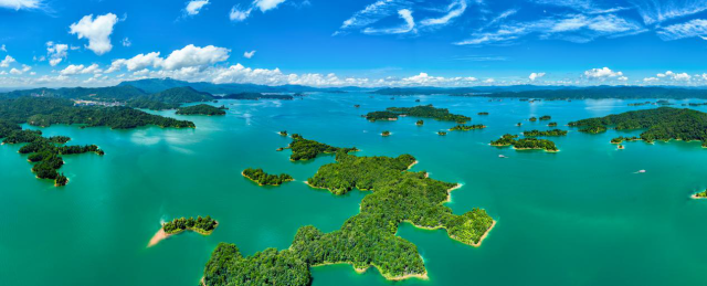 “天上瑶池水，人间万绿湖”的自然魅力。（黄赞福 摄）