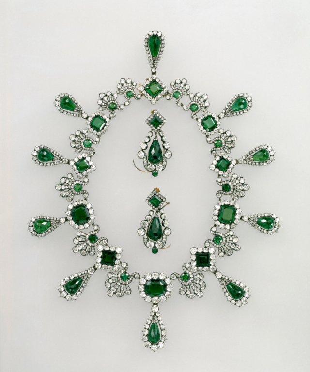 △玛丽-路易丝皇后的祖母绿项链和耳环（资料图）
