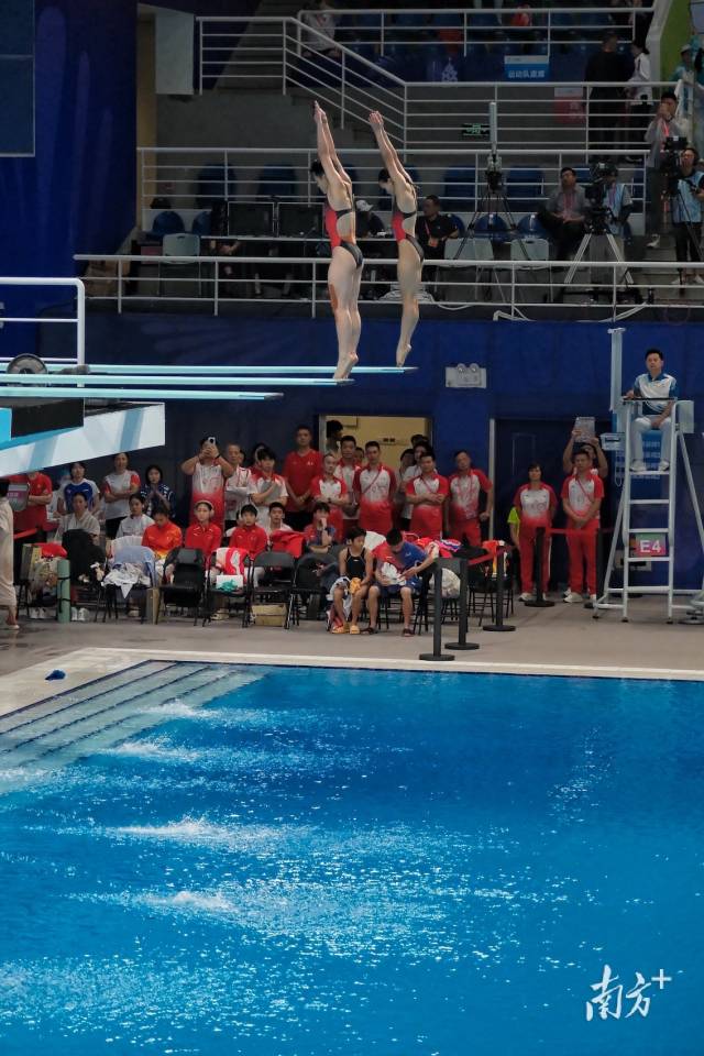 陈艺文/林珊组合亮相跳水女子团体双人3米跳板比赛。