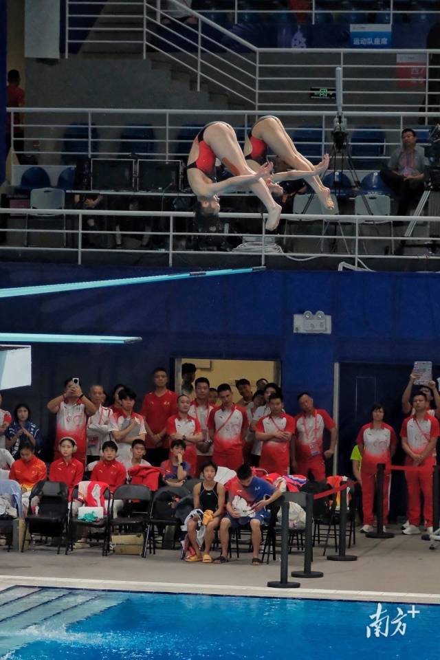 陈艺文/林珊组合亮相跳水女子团体双人3米跳板比赛。