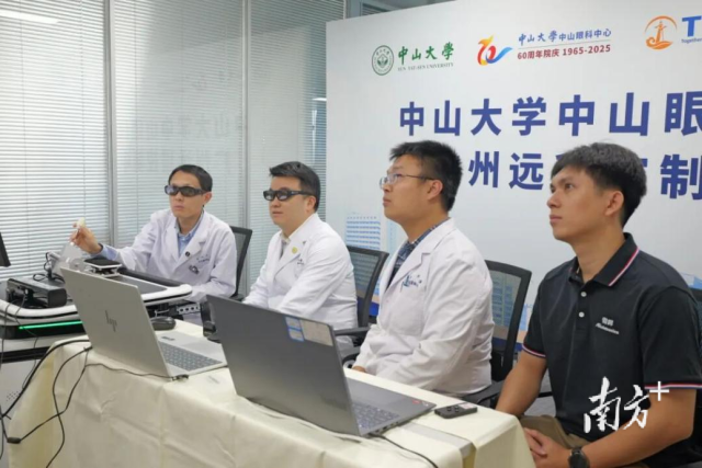 林浩添教授指导团队进行手术机器人调试。