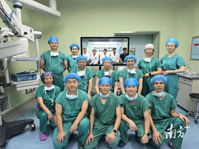 手术团队在完成全球首例远程视网膜下注射后合影。