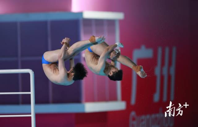 陈艾森/朱子锋出战双人10米跳台。