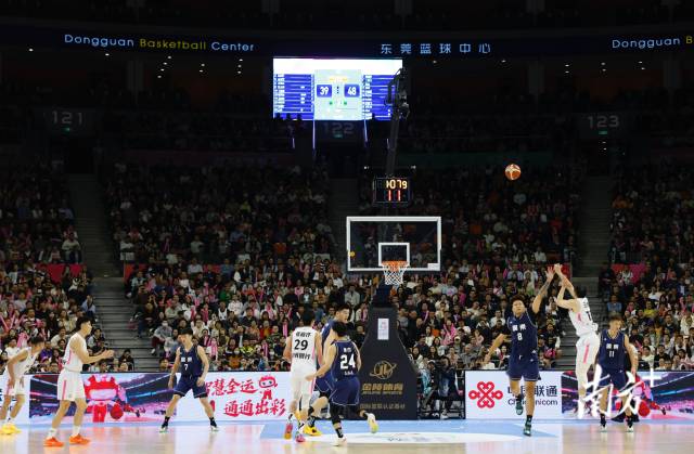 11月12日，十五运会男篮成年组决赛，现场有序而热烈。张由琼 摄
