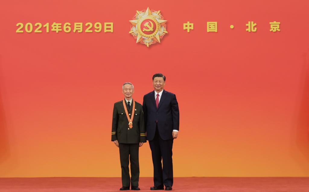 2021年6月29日，习近平总书记向“七一勋章”获得者崔道植颁授勋章。