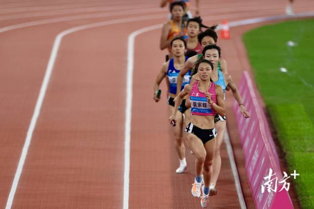 女子4x400米接力决赛中，广东队最后一棒莫家蝶。南方+记者 梁钜聪 摄  
