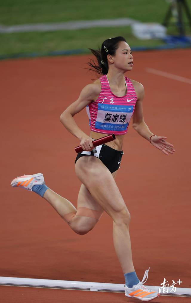女子4x400米接力决赛中，广东队最后一棒莫家蝶。南方+记者 梁钜聪 摄