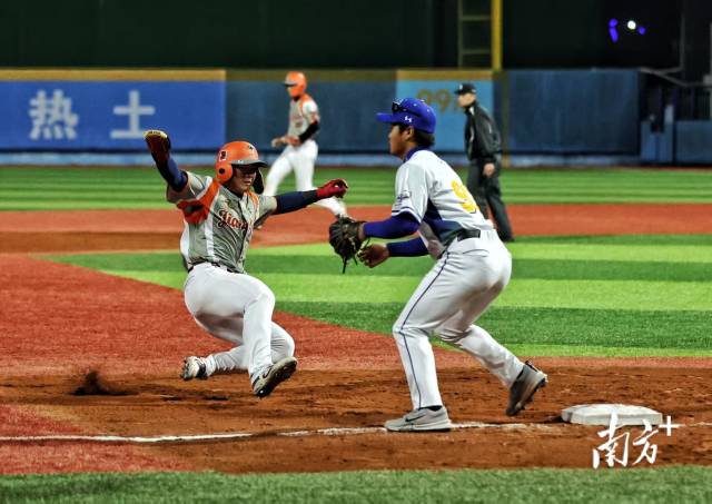 全运会棒球决赛现场，江苏队对阵广东队。