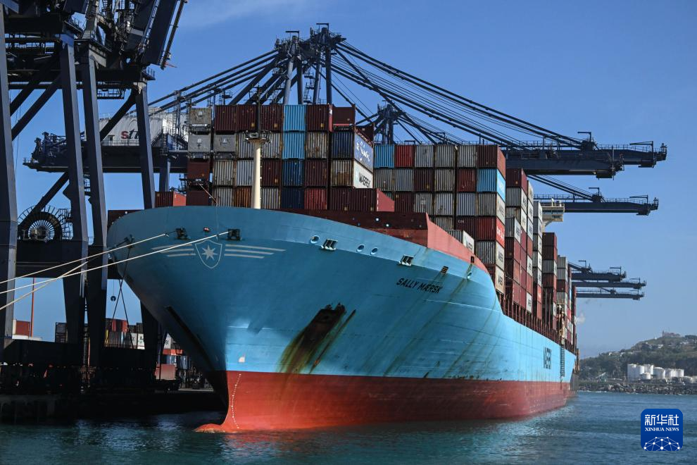 这是11月18日在智利圣安东尼奥港拍摄的服务于“车厘子快线”的货轮。新华社发（豪尔赫·比列加斯摄）