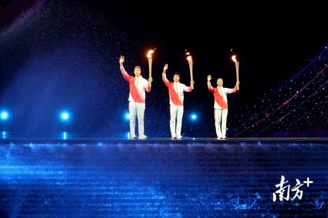 开幕式现场，来自广东、香港、澳门三地的火炬手苏炳添、张家朗和李祎共同点燃主火炬。