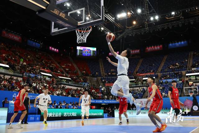 11月20日晚，篮球男子22岁以下组金牌赛举行，广东摘金成功。