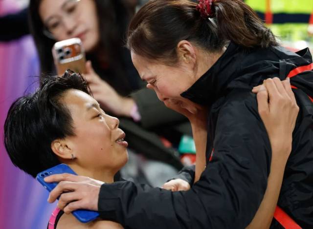 11月19日，广东队选手刘景扬（左）在比赛后和母亲交流。新华社记者 黄伟 摄