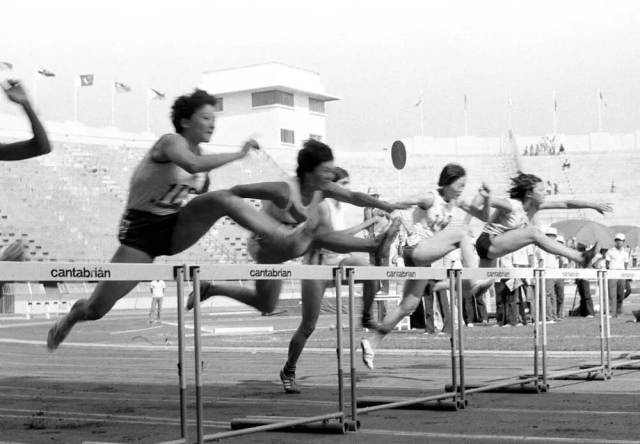 1978年12月19日，在第八届亚运会田径比赛中，中国运动员戴建华（左）夺得百米栏第一名。新华社记者 官天一 摄（传真照片）