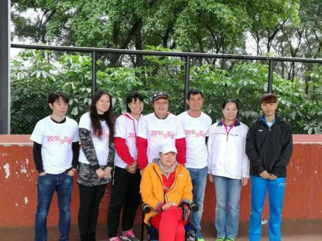 戴建华（前排）