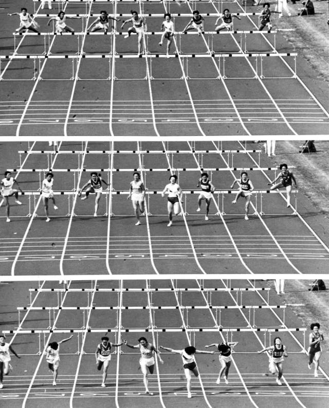 1979年9月24日发，第四届全运会女子100米栏决赛终点处的连续动作摄影：8名选手几乎同时向终点冲刺，其中，右起第四人是获得冠军的新疆运动员戴建华，第五人是获得亚军的解放军运动员周英。新华社记者 张赫嵩 摄