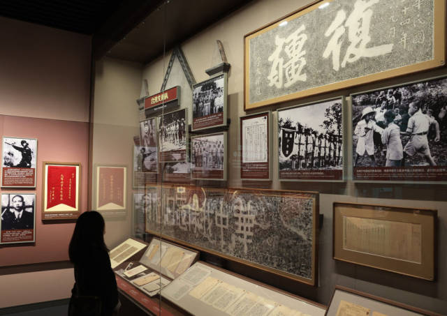 10月25日，参观者在中国人民抗日战争纪念馆参观《不屈的宝岛 丹心向祖国——台湾同胞抗日史实展》。新华社记者 张晨霖 摄